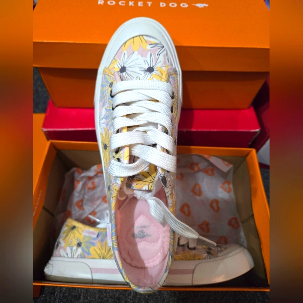 Canvas shoes